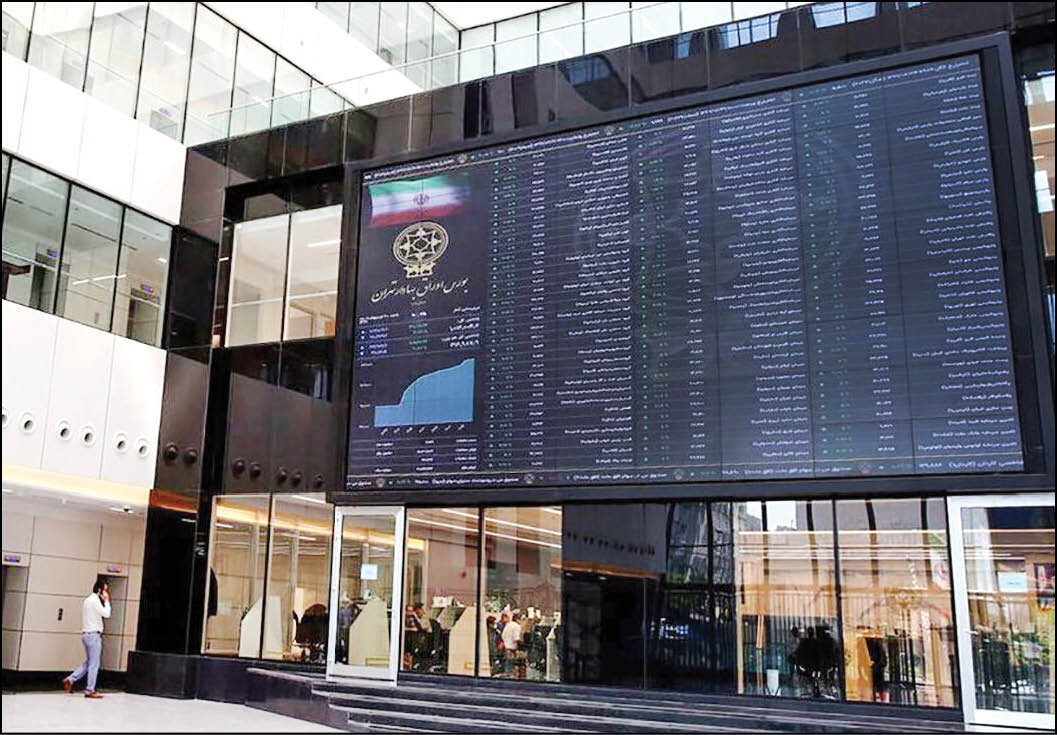 آرامش نسبی در بازارها |  بورس اصلاح کرد، دلار و طلا بی‌حرکت‌ ماندند