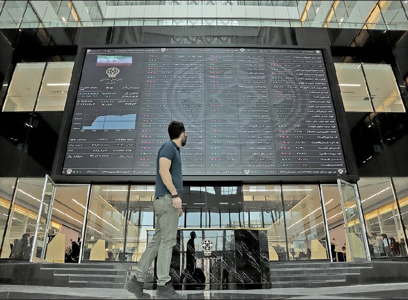 ریزش بورس در نخستین روز هفته؛ کاهش ۱۰۵ هزار و ۶۱۵ واحدی شاخص کل