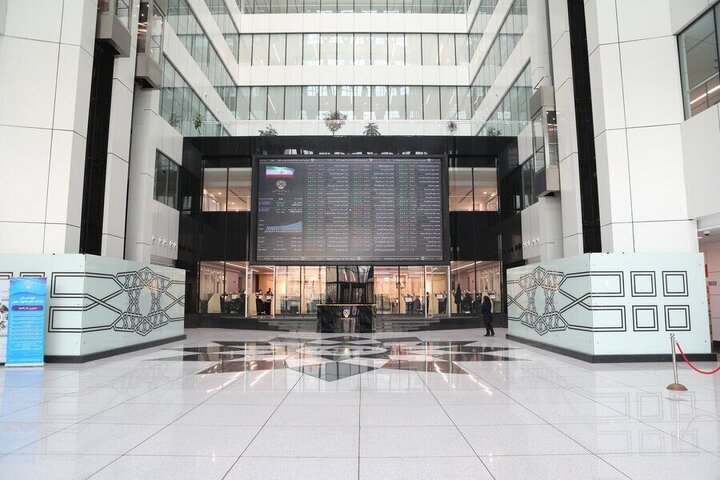 شاخص کل به زیر ۴ میلیون واحد عقب‌نشینی کرد